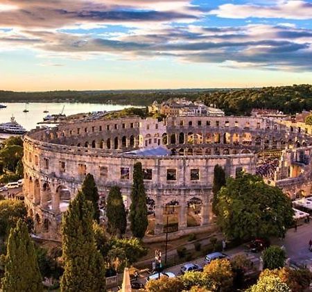 Central Apartments Pula Extérieur photo
