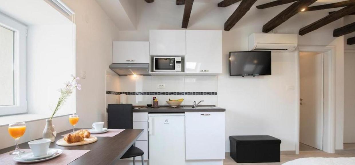 Central Apartments Pula Extérieur photo