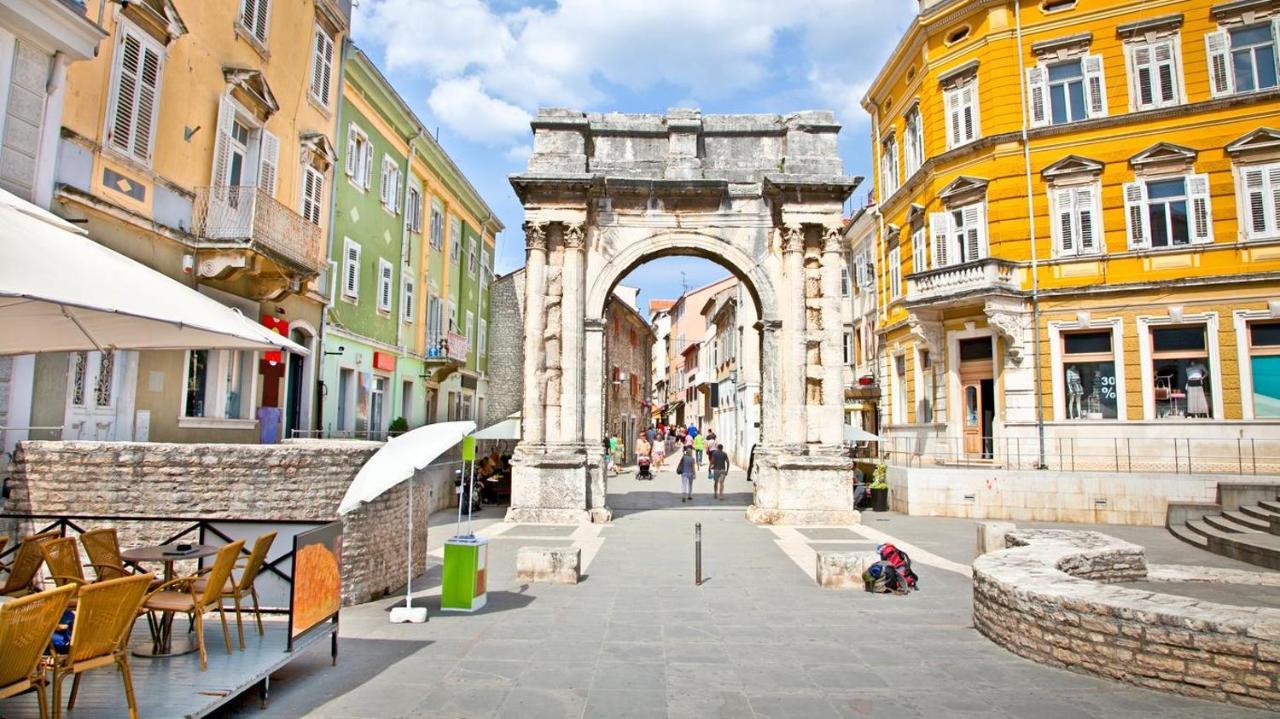 Central Apartments Pula Extérieur photo